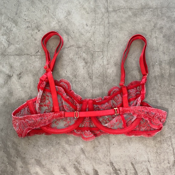 Red lace bra - Picture 2 of 3